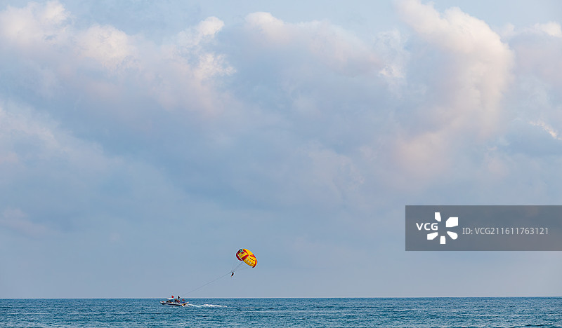 海上娱乐项目，彩虹拖伞图片素材