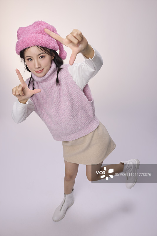 棚拍时尚有活力的年轻女性图片素材