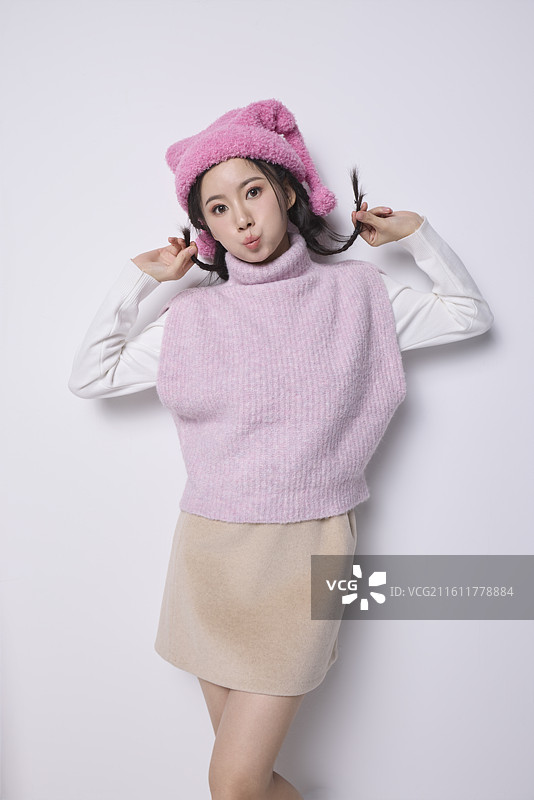 棚拍时尚有活力的年轻女性图片素材