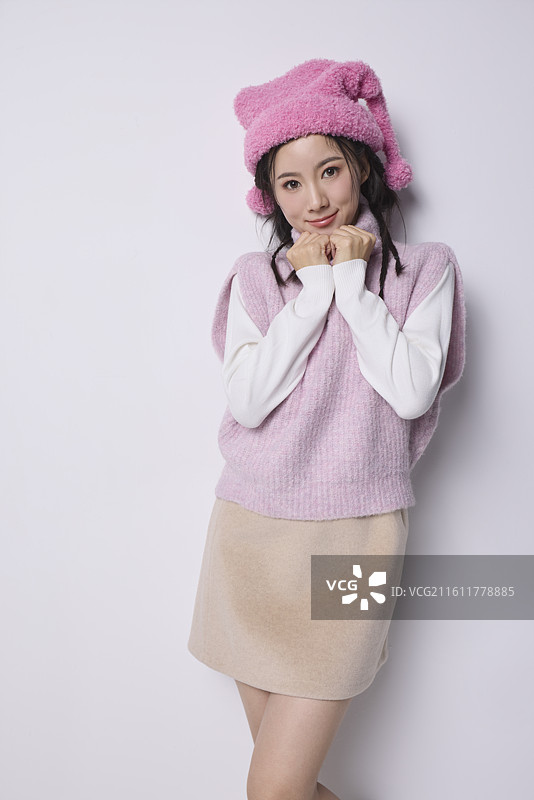 棚拍时尚有活力的年轻女性图片素材