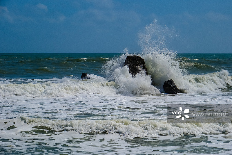 中国海南省万宁市日月湾景区，日月湾海门石  ，海门石滔天巨浪，大浪，日月湾海门景区图片素材