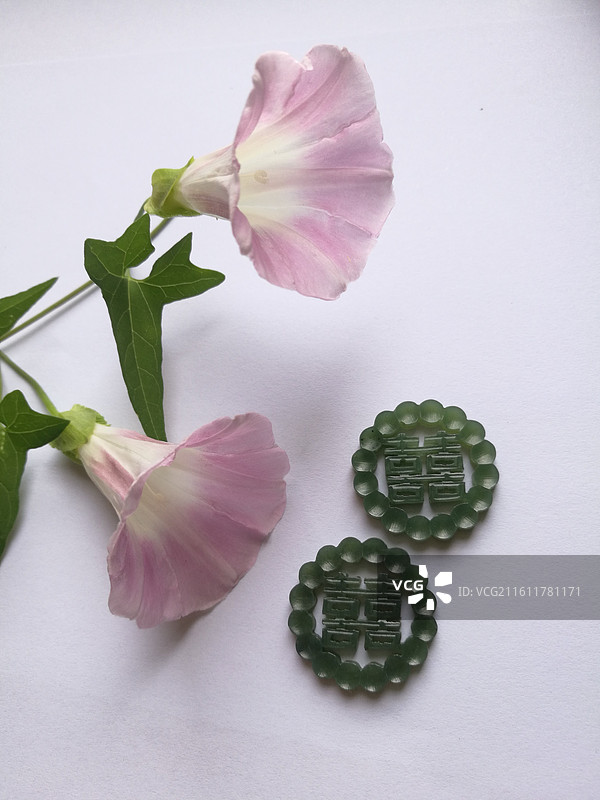 碧玉双喜雕刻挂件。打碗碗花图片素材