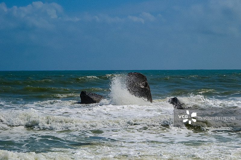 中国海南省万宁市日月湾景区，日月湾海门石 ，海门石滔天巨浪，大浪，日月湾海门景区图片素材