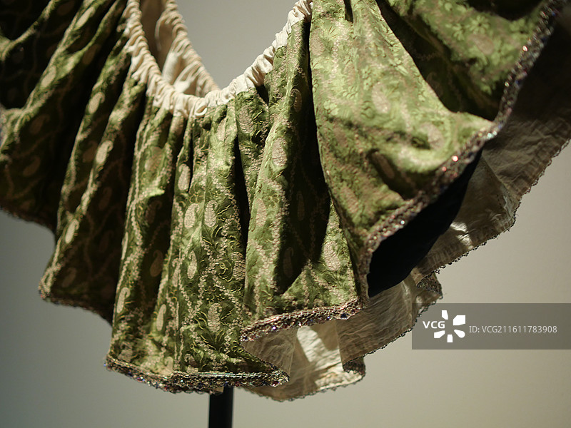 成都博物馆金线展—法国凯布朗利博物馆藏伊朗沙利塔裙图片素材