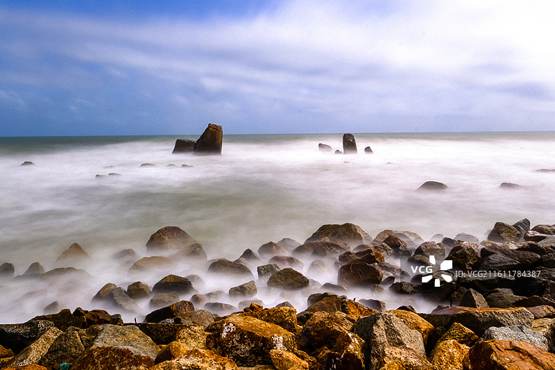 中国海南省万宁市日月湾景区，日月湾海门石 ，海门石滔天巨浪，大浪，日月湾海门景区图片素材