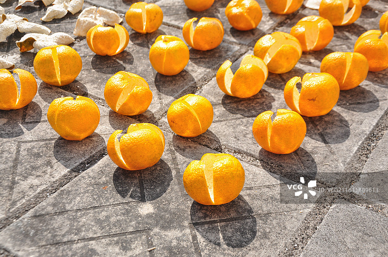 新会大红柑皮，晾晒新会柑皮，新会柑经开皮、晒制、陈化等程序后可制成新会陈皮。图片素材