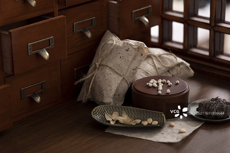 润肺止咳、滋阴清热中药方：川贝母、杏仁、百合和蜂蜜图片素材