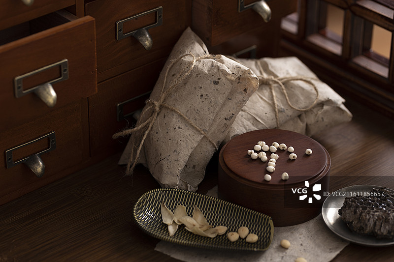 润肺止咳、滋阴清热中药方：川贝母、杏仁、百合和蜂蜜图片素材