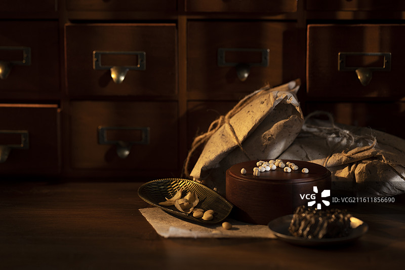 润肺止咳、滋阴清热中药方：川贝母、杏仁、百合和蜂蜜图片素材