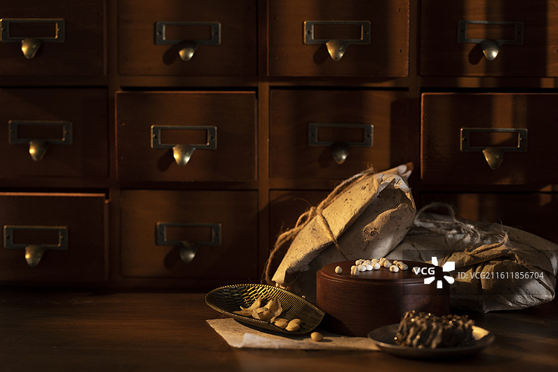 润肺止咳、滋阴清热中药方：川贝母、杏仁、百合和蜂蜜图片素材