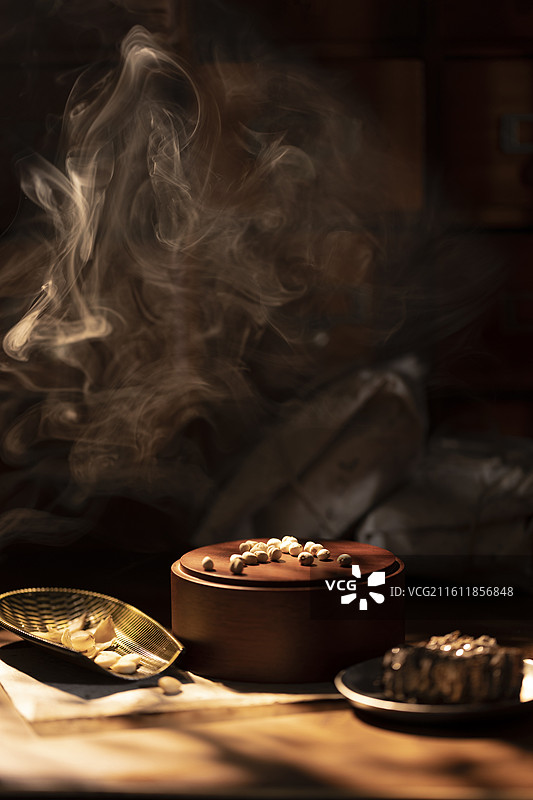 润肺止咳、滋阴清热中药方：川贝母、杏仁、百合和蜂蜜图片素材