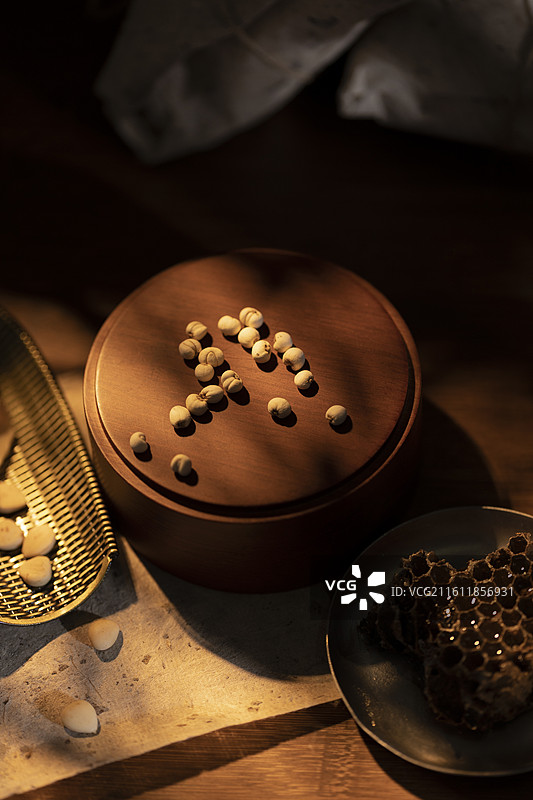 中药配方：川贝母、杏仁和蜂蜜图片素材