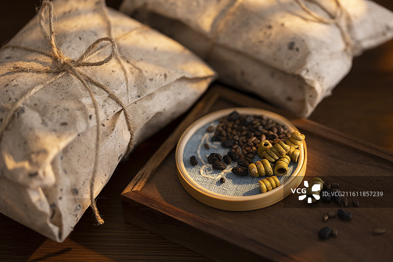 明目、补益肝肾、滋阴清热中药方：女贞子、石斛和决明子图片素材