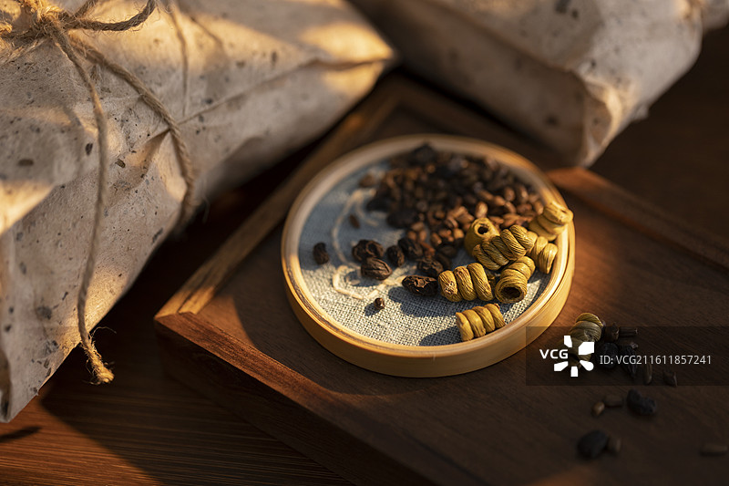 明目、补益肝肾、滋阴清热中药方：女贞子、石斛和决明子图片素材