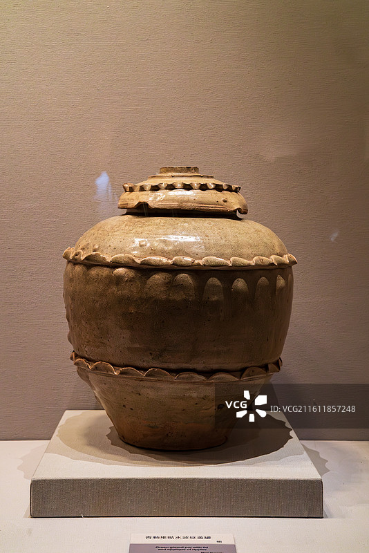 青釉陶罐带盖陈列图片素材
