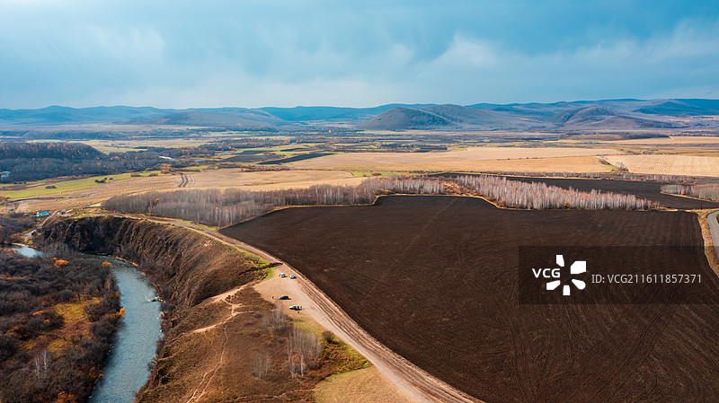 鹰栖彩林：石韦边陲的秋日凌空画卷图片素材