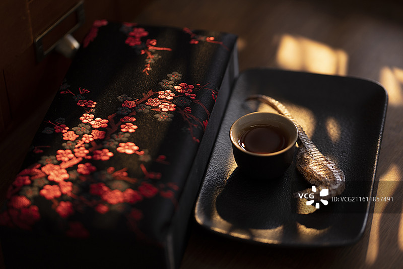 强筋健骨、活血散结、温补肾阳中药方：海马和黄酒图片素材