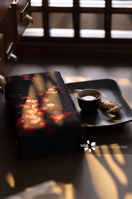 强筋健骨、活血散结、温补肾阳中药方：海马和黄酒图片素材