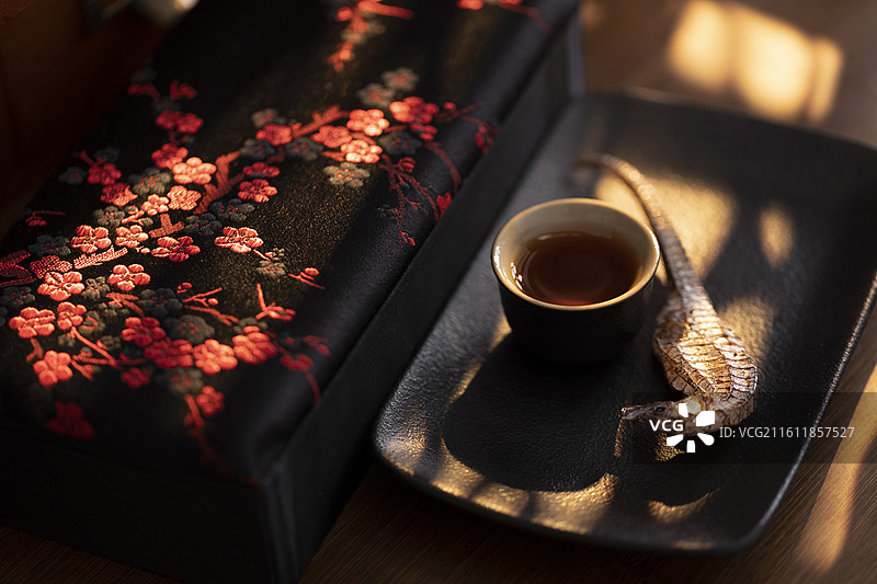 强筋健骨、活血散结、温补肾阳中药方：海马和黄酒图片素材