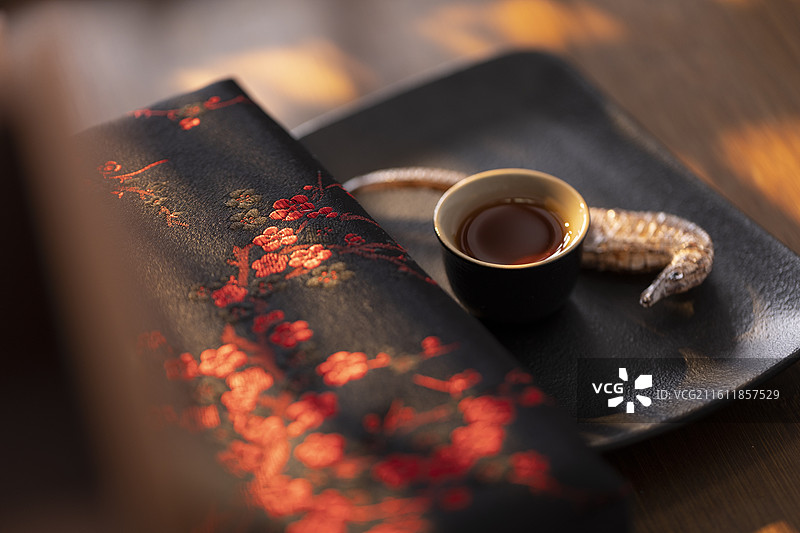 强筋健骨、活血散结、温补肾阳中药方：海马和黄酒图片素材