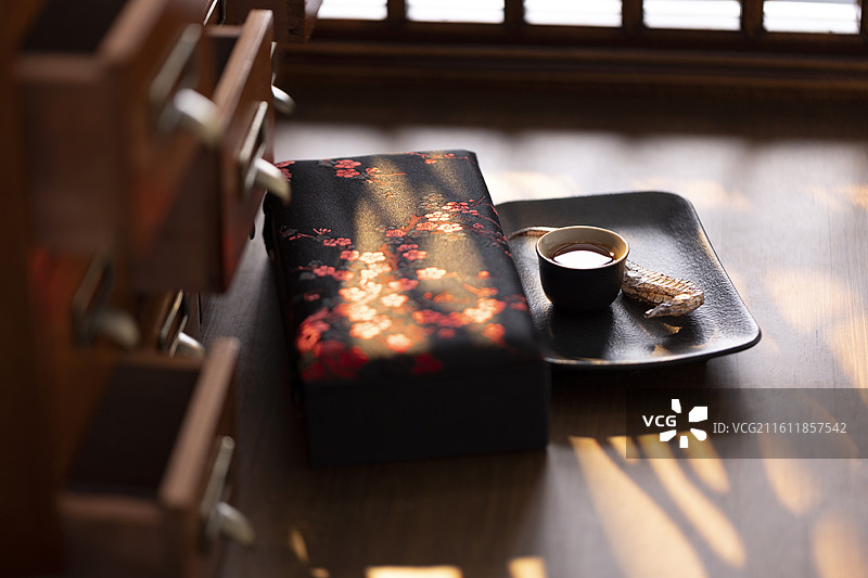 强筋健骨、活血散结、温补肾阳中药方：海马和黄酒图片素材