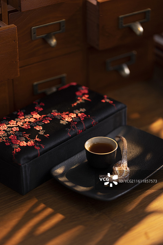 强筋健骨、活血散结、温补肾阳中药方：海马和黄酒图片素材