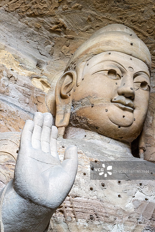 中国山西大同云冈石窟 第3窟灵岩寺洞石刻大佛半身像和佛手印施无畏印图片素材