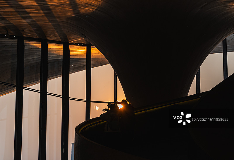 公园和美术馆里的夕阳图片素材