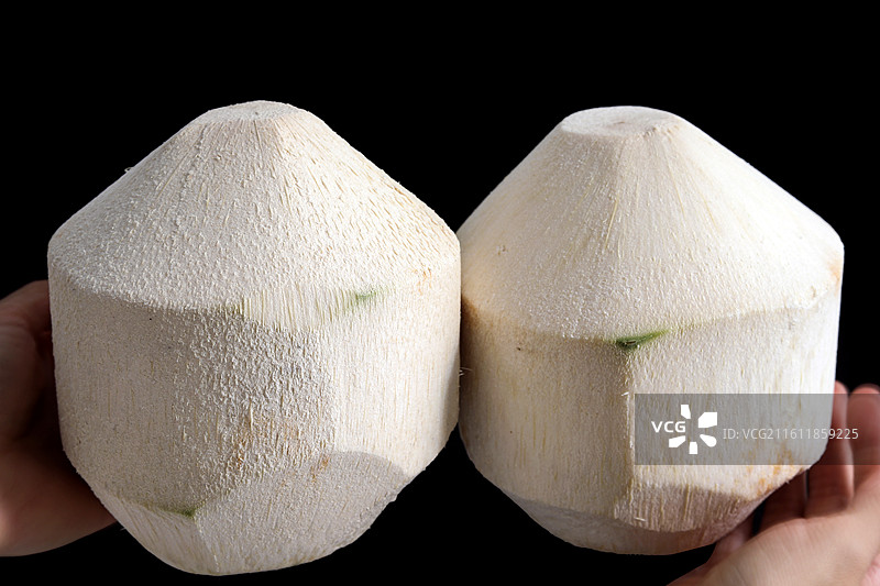 黑色背景上的夏天立夏热带水果饮品椰子的特写图片素材