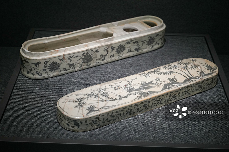 明永乐釉里红梅竹纹笔盒：景德镇御窑博物馆藏文房珍品图片素材