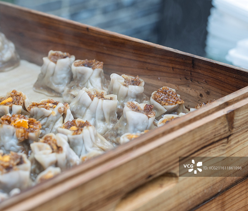 热气腾腾的蒸笼里的烧麦图片素材