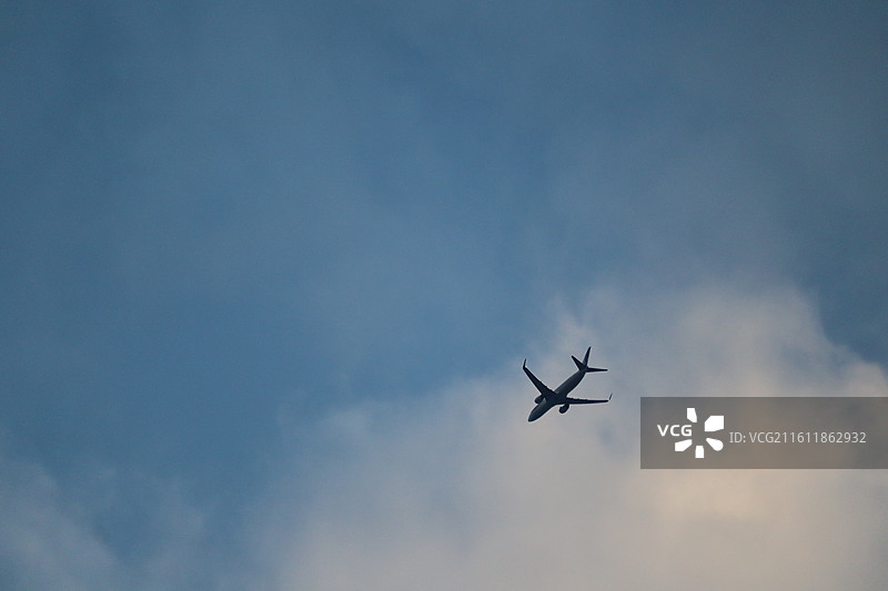 冲上云霞：蓝天下的飞机图片素材