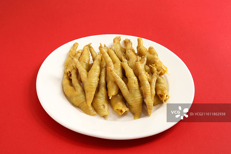 红色桌面上的一盘子中国春节传统美食广东粤菜盐焗鸡爪图片素材