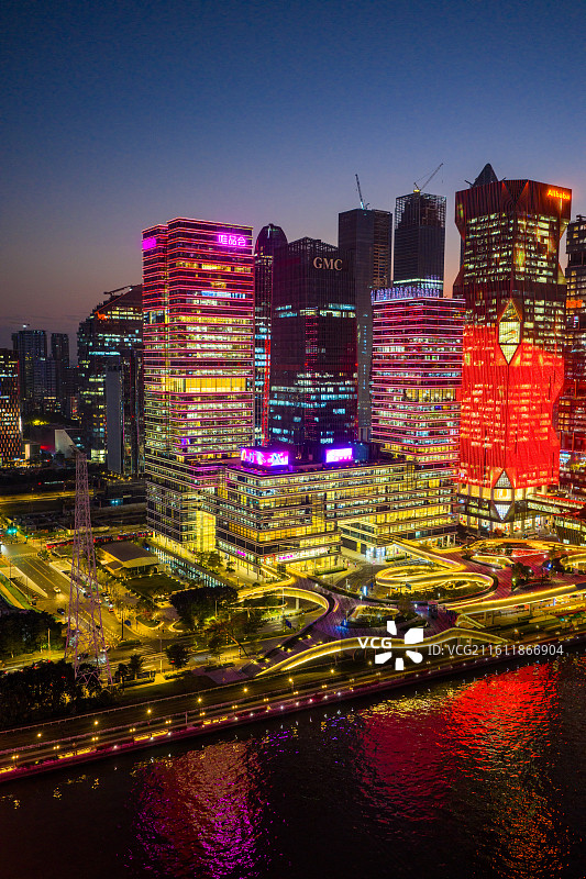 夜幕下航拍广州琶洲CBD的夜景图片素材