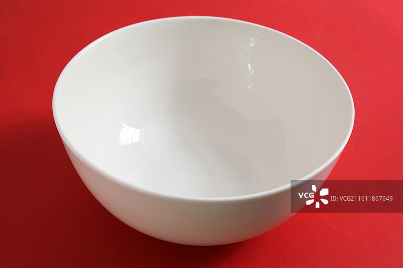 红色桌面上摆放着装美食的空盘子的背景图图片素材