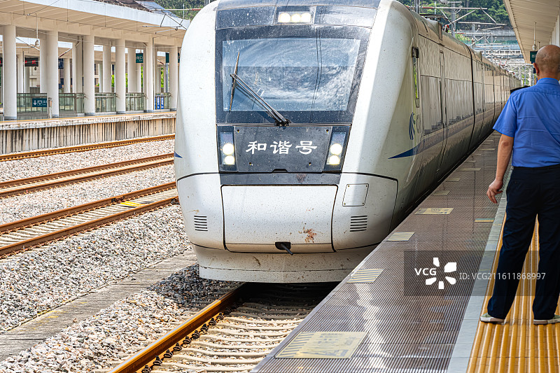 和谐号高铁列车驶入三明站 南龙铁路 福建省三明市三明火车站 中国铁路南昌局图片素材