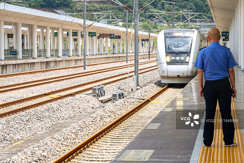 和谐号高铁列车驶入三明站 铁路信号系统信标 南龙铁路 福建省三明市三明火车站 中国铁路南昌局图片素材