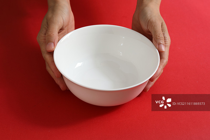 红色桌面上摆放着装美食的空盘子的背景图图片素材