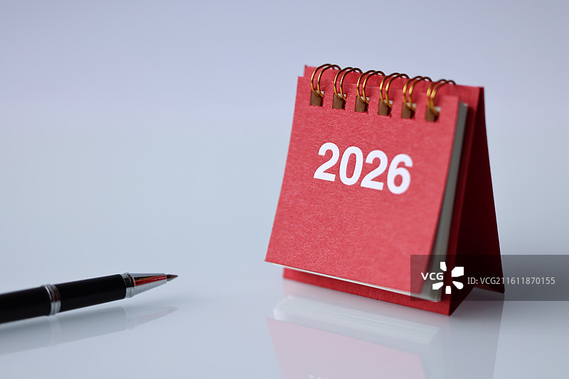 白色背景下桌上日历的特写镜头 2026年 新年 跨年 马年图片素材