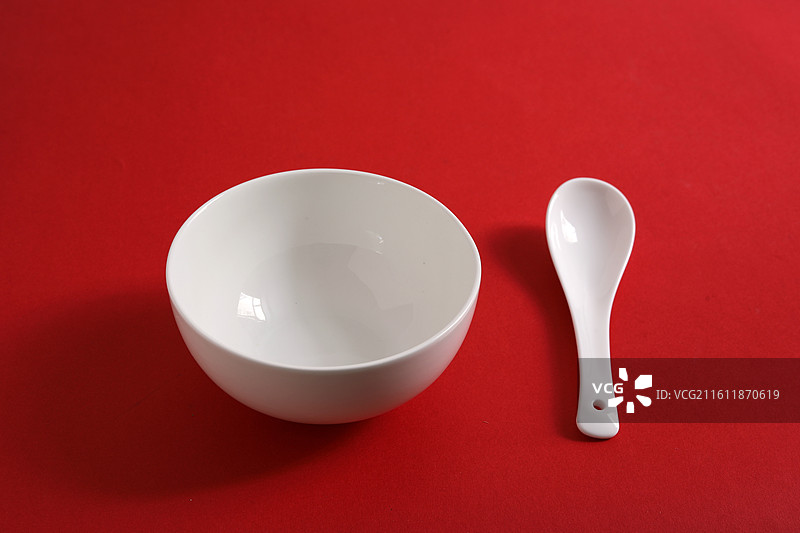 红色桌面上摆放着装美食的空盘子的背景图图片素材