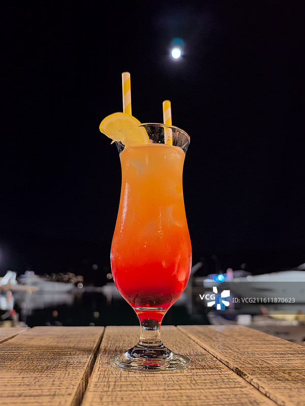 夜晚红色鸡尾酒美食特写图片素材