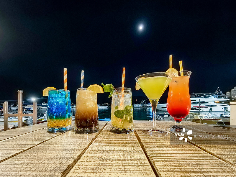 月下鸡尾酒聚会饮品图片素材