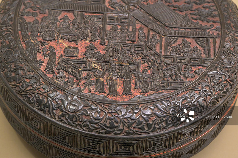 剔黑山水人物楼阁图圆盒_明_东京国立博物馆_上海博物馆_红翠斗芳菲_宋元明漆器珍品展图片素材