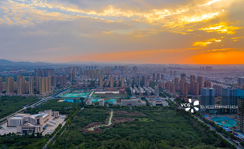 河南郑州荥阳日落城市建筑天际线、城市住宅风光图片素材