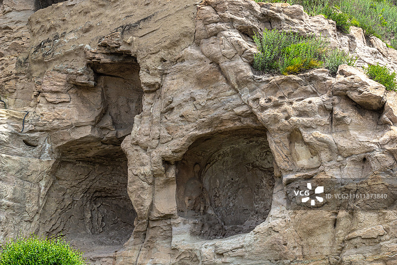 中国山西大同云冈石窟 第3窟灵岩寺洞外已经风化剥落的小型石窟佛龛佛像图片素材