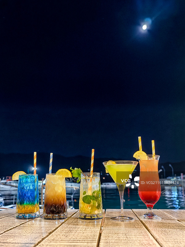 月下鸡尾酒聚会饮品图片素材