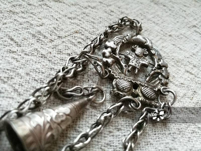 白色棉布背景下的老银首饰品胸针香囊簪子红玛瑙门襟图片素材