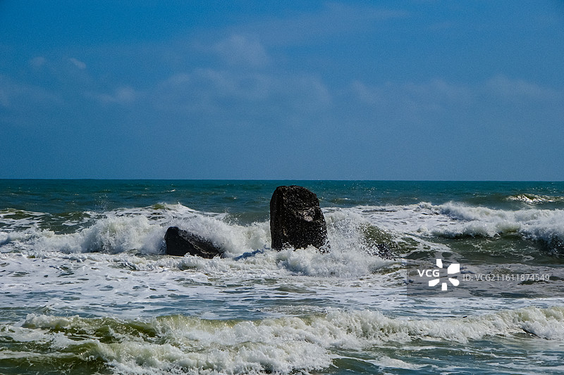 中国海南省万宁市日月湾景区，日月湾海门石  ，海门石滔天巨浪，大浪，日月湾海门景区图片素材
