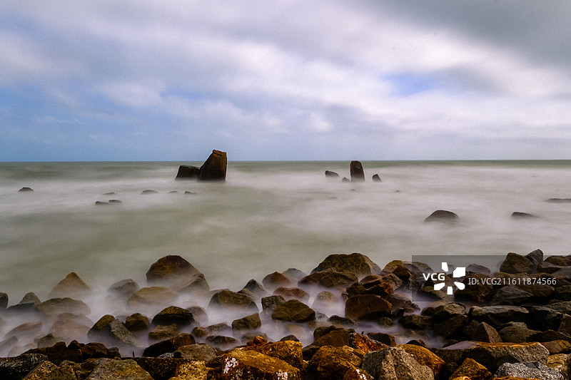 中国海南省万宁市日月湾景区，日月湾海门石 ，海门石滔天巨浪，大浪，日月湾海门景区图片素材