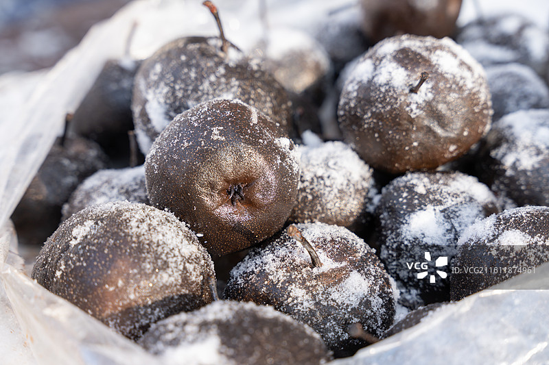 雪里面的冻梨 东北特产美食 水果 冻梨 旅游 哈尔滨 电商图片素材
